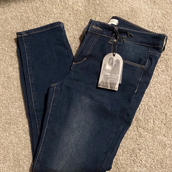 NWT Kendall & Kylie Kontent Mid Rise Crop Jeans - Picture 1 of 3